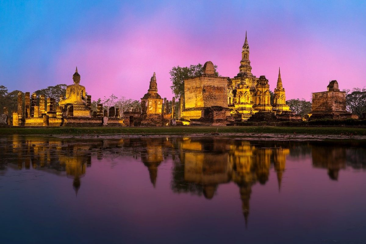 phra-nakhon-si-ayutthaya at nightfall