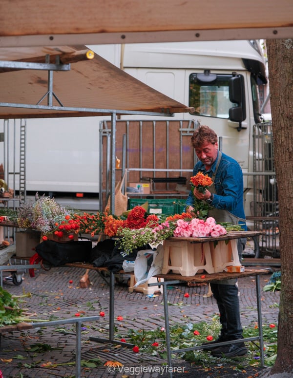 man trimming flowers at the flowermarket in Utrecht